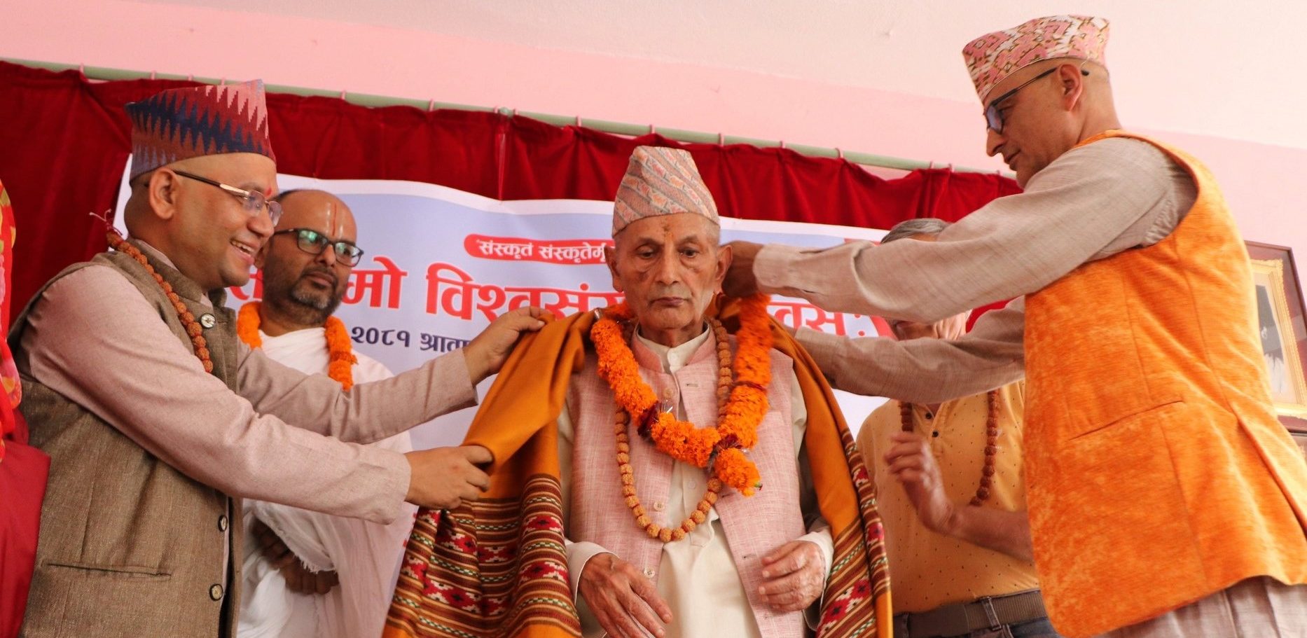 प्रा. उपाध्याय ‘विशेष संस्कृत सम्मान’बाट सम्मानित