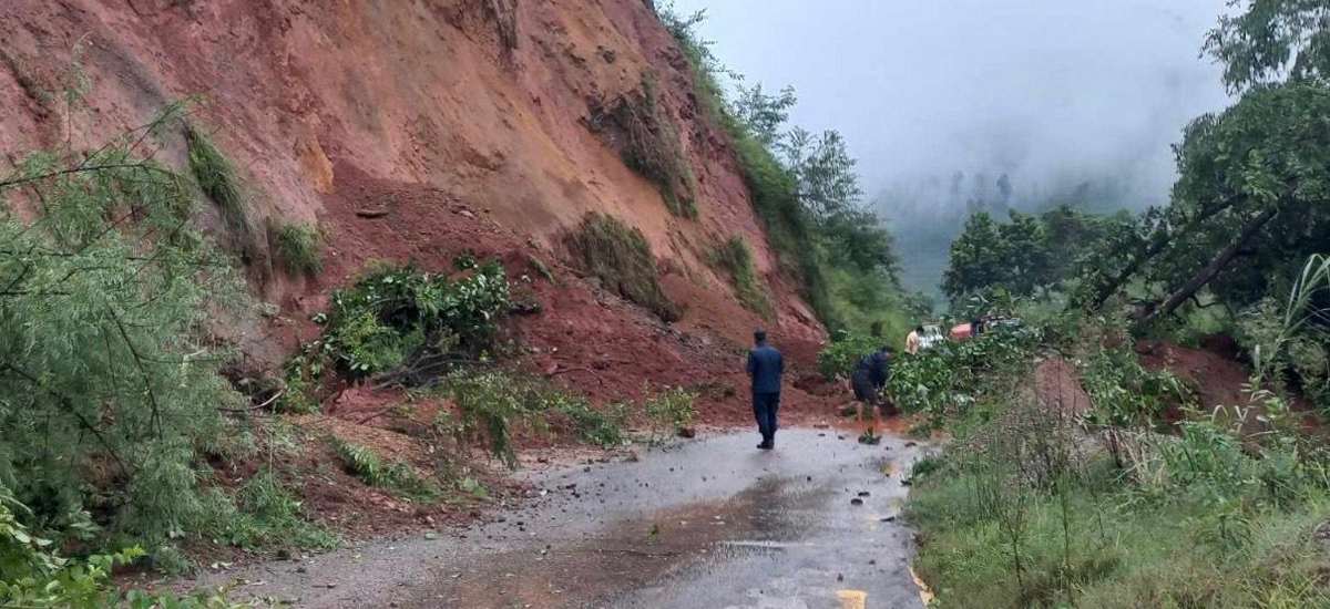 पहिरोले अरनिको र हेलम्बु राजमार्ग अवरुद्ध