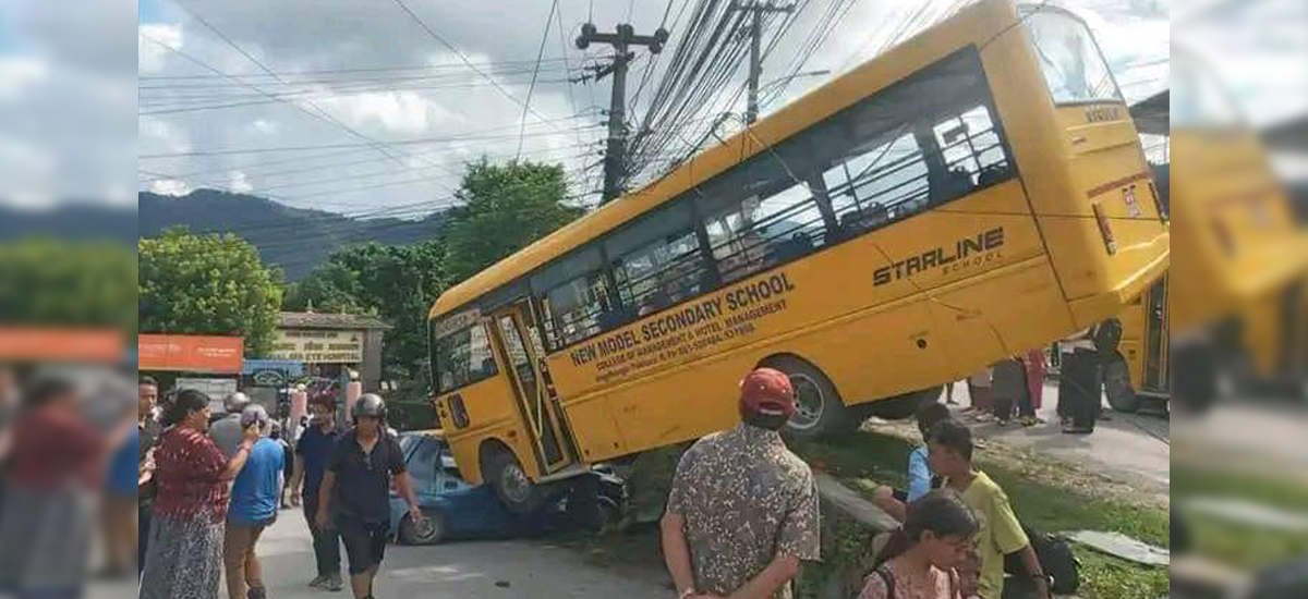 पोखरामा रोकिराखेको ट्याक्सीमाथि झर्‍यो बस