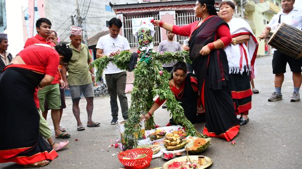 नेवार समुदायले काठमाडौं उपत्यकामा घण्टाकर्ण पर्व मनाउँदै