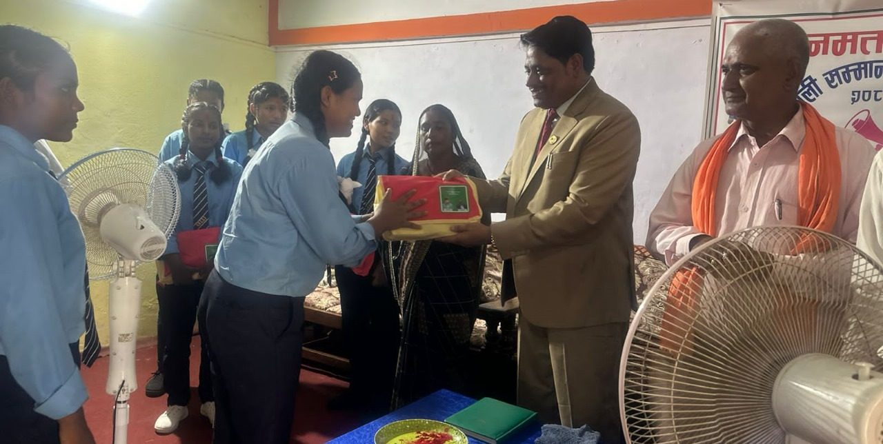 विपन्न विद्यार्थीको सारथी बन्दै सांसद खान