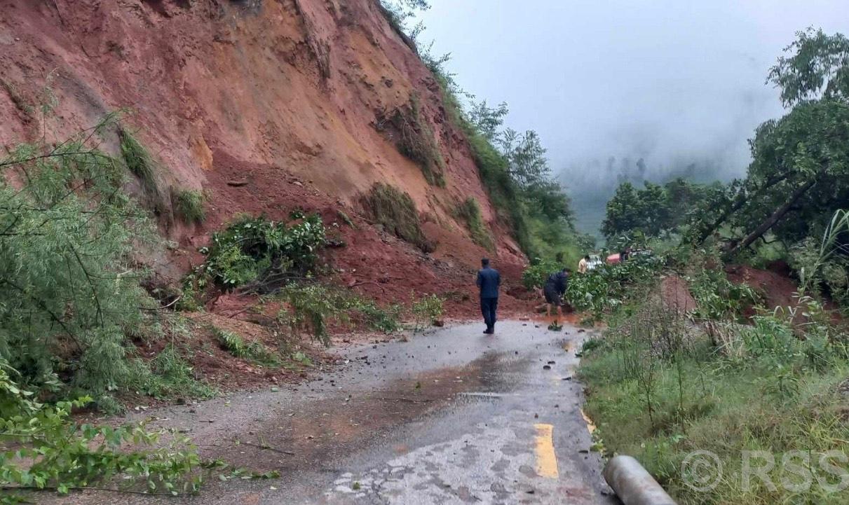 पहिरोले अरनिको र हेलम्बु राजमार्ग अवरुद्ध