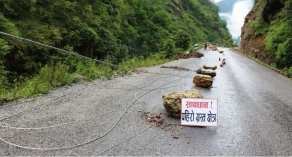 पहिराले सालझण्डी–ढोरपाटन सडक अवरुद्ध, भक्तजन अलपत्र