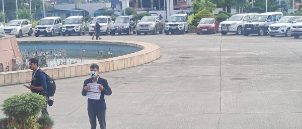संसद् भवन परिसरमा मुखमा टेप टाँसी विरोध, प्रहरीले लियो नियन्त्रणमा