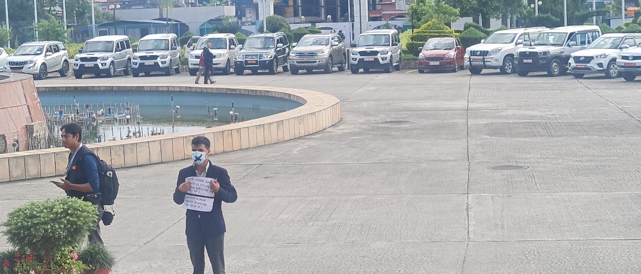 संसद् भवन परिसरमा मुखमा टेप टाँसी विरोध, प्रहरीले लियो नियन्त्रणमा