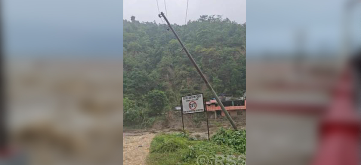 हेवा खोलाको बाढीले बेलिब्रिज बगायो, मेची राजमार्ग अवरुद्ध