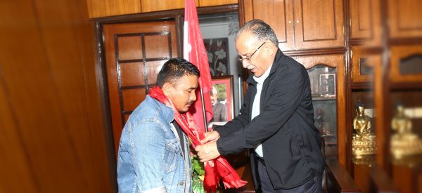 प्रचण्डले पनि गरे चणिकलाल तामाङलाई सम्मान