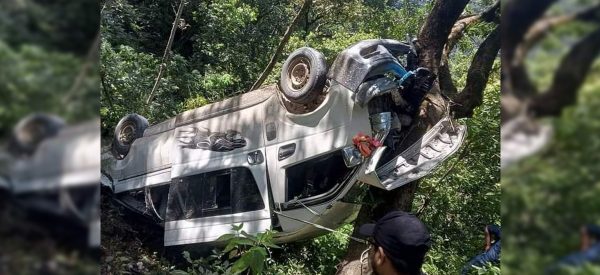 लमजुङ जान लागेको हायस गाडी शिवपुरीमा दुर्घटना