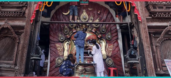 इन्द्रजात्राका लागि सिँगारिँदै श्वेत भैरव (तस्वीरहरू)