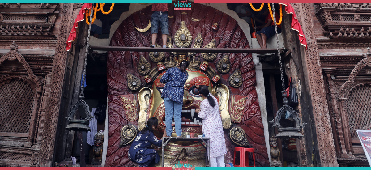 इन्द्रजात्राका लागि सिँगारिँदै श्वेत भैरव (तस्वीरहरू)
