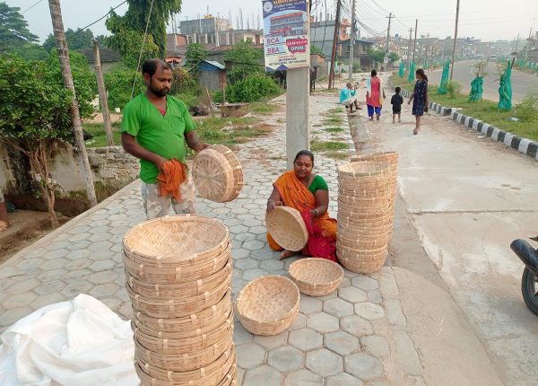 मिथिला क्षेत्रका डोम र बिन समुदाय चङेरा, ढकी, छिटी बनाउन व्यस्त