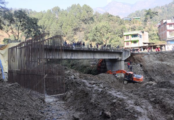 मध्यपहाडी लोकमार्गअन्तर्गत बागलुङ र पर्वतमा पाँच पुल बन्दै