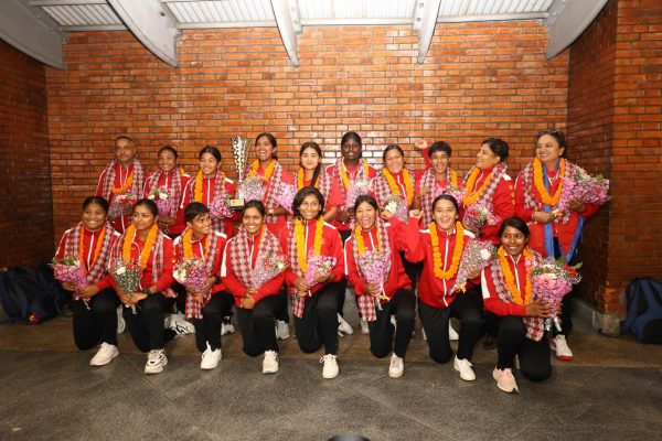 स्वदेश फर्किएको यू-१९ नेपाली महिला क्रिकेट टोलीलाई विमानस्थलमा स्वागत (तस्वीरहरू)