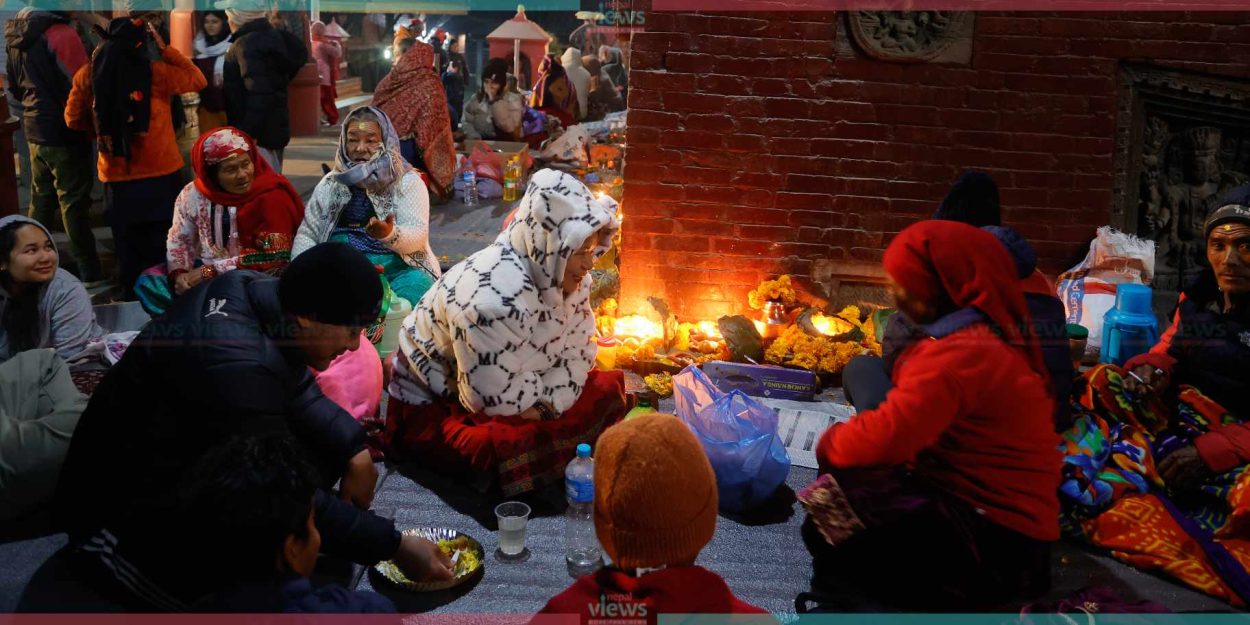 बालाचतुर्दशी: शिवालयमा दीपदान गर्ने श्रद्धालुको भीड (तस्वीरहरु)