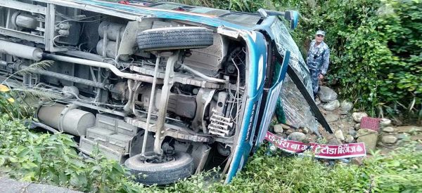 वीरगन्जबाट पोखरा जाँदै गरेको बस हेटौँडामा दुर्घटना, १७ जना घाइते