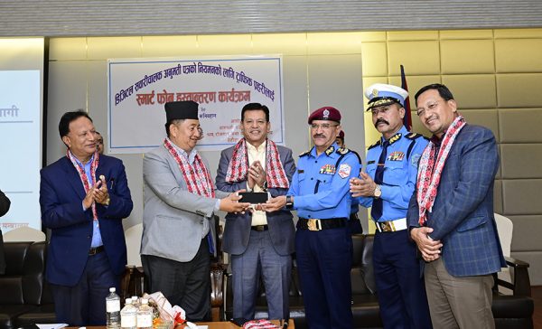 डिजिटल लाइसेन्स नियमनका लागि चार सयभन्दा बढी स्मार्ट फोन हस्तान्तरण