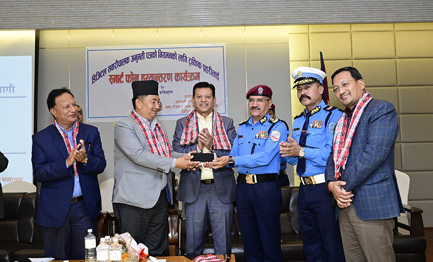 डिजिटल लाइसेन्स नियमनका लागि चार सयभन्दा बढी स्मार्ट फोन हस्तान्तरण
