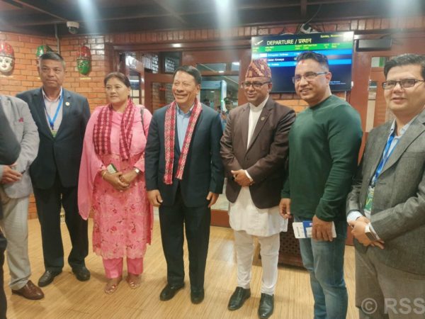 पत्नीसहित इजिप्ट उडे उपप्रधानमन्त्री श्रेष्ठ