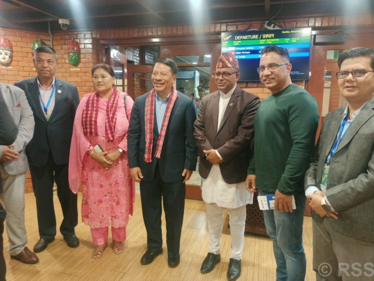 पत्नीसहित इजिप्ट उडे उपप्रधानमन्त्री श्रेष्ठ