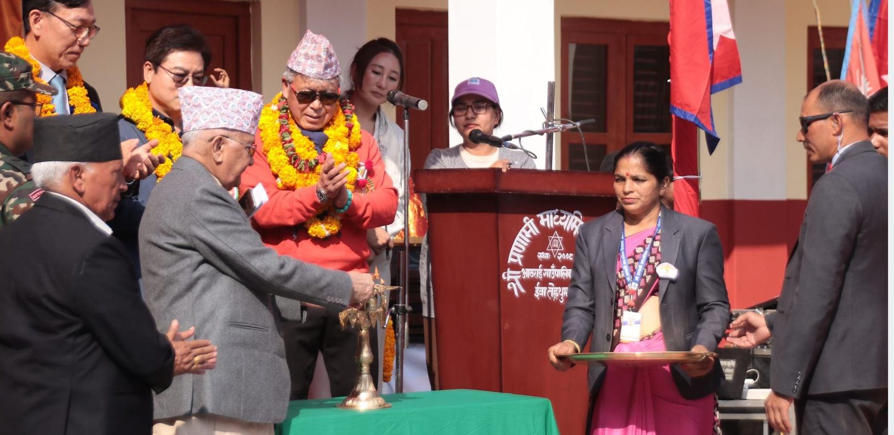 आफूले ३ कक्षासम्म पढेको स्कुलको भवन प्रधानमन्त्री ओलीले गरे उद्घाटन