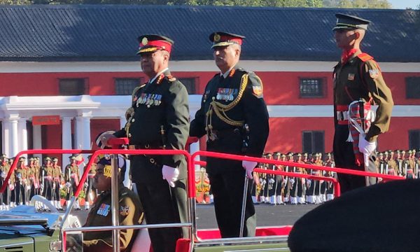 प्रधानसेनापति सिग्देलद्वारा भारतीय अधिकृत क्याडेटको कवाज निरीक्षण