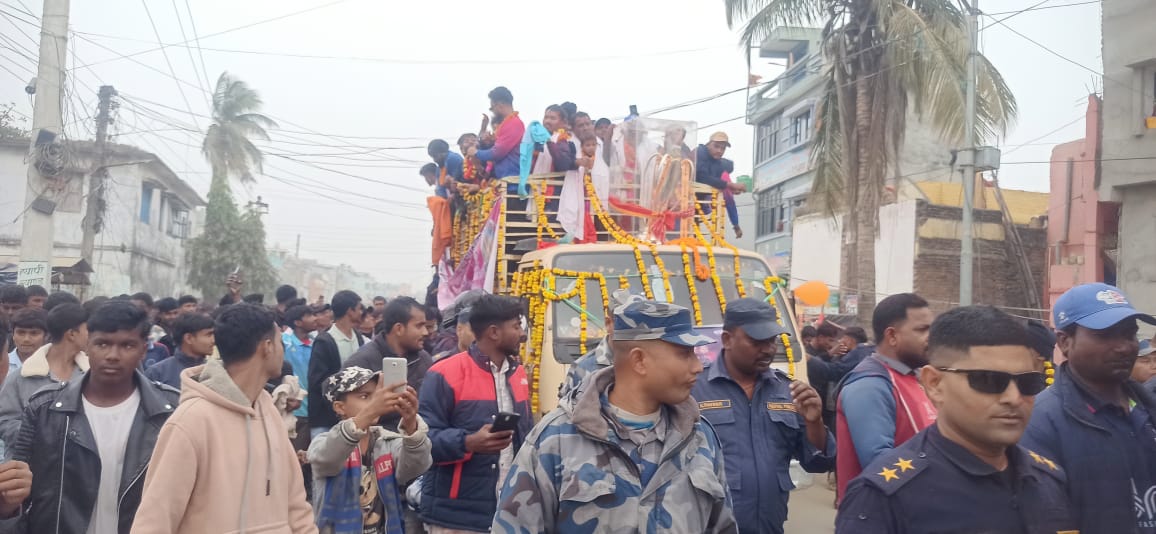 सिरहा पुग्यो एनपीएल विजेता जनकपुरको टोली, र्‍यालीमा हजारौँ सहभागी