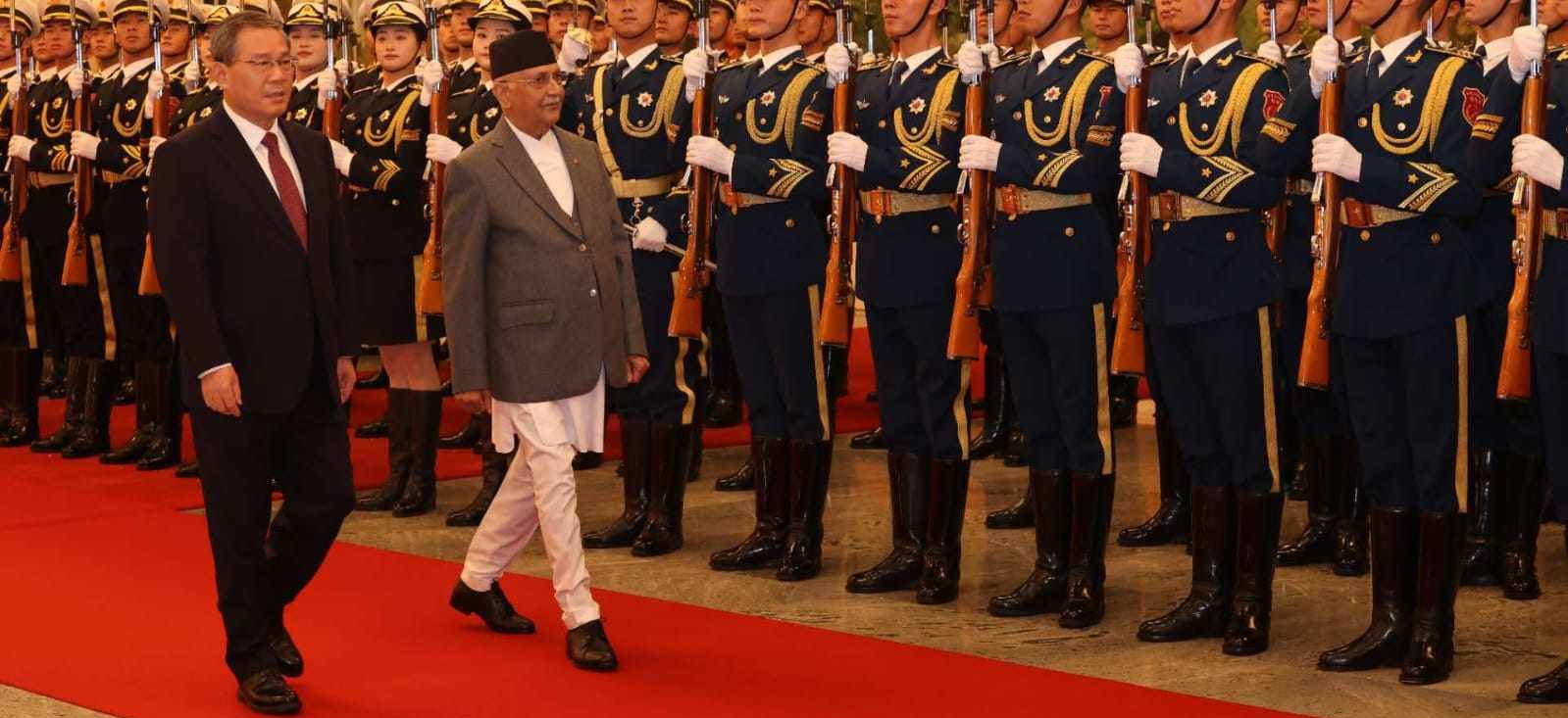 चीनमा प्रधानमन्त्री ओलीलाई ‘गार्ड अफ अनर’, समकक्षी लीसँग भेटवार्ता (तस्वीरहरू)
