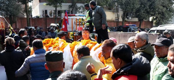लखतीर्थमा पूर्वमेयर सिंहको अन्त्येष्टि, भाइले दिए दागबत्ती
