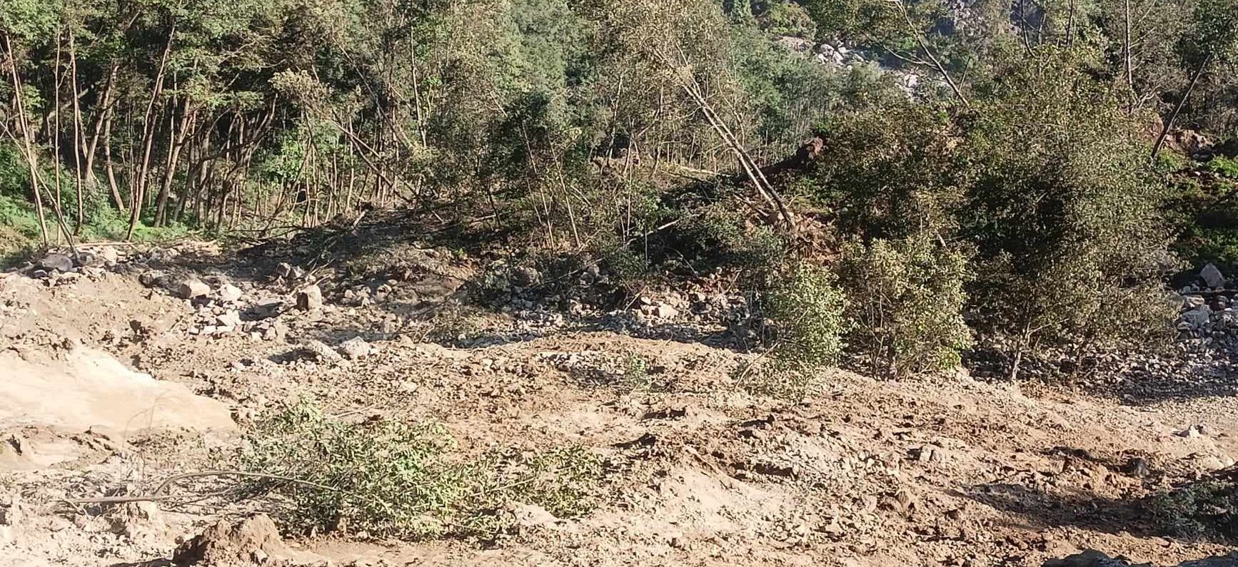 सुख्खायाममा पनि रोकिएन तिङ्लामा पहिरो, १०० भन्दा बढी घर जोखिममा