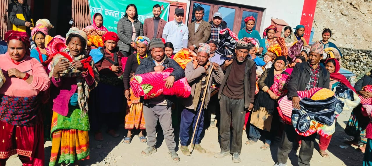 भूकम्प प्रभावितलाई कम्बल वितरण