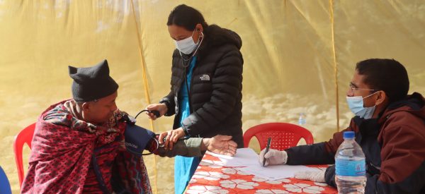 नबिल बैङ्कले गर्‍यो राउटे समुदायमा निःशुल्क स्वास्थ्य परीक्षण 