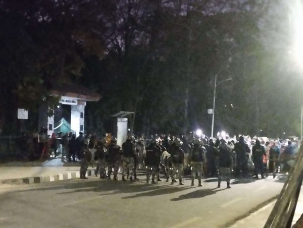 रास्वपाका समर्थकहरू जिल्ला अदालत बाहिर उत्साहित, मनाउन थाले खुसियाली (भिडिओसहित)