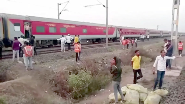 महाराष्ट्र रेल दुर्घटनामा कम्तीमा तीन नेपालीसहित १३ जनाको मृत्यु