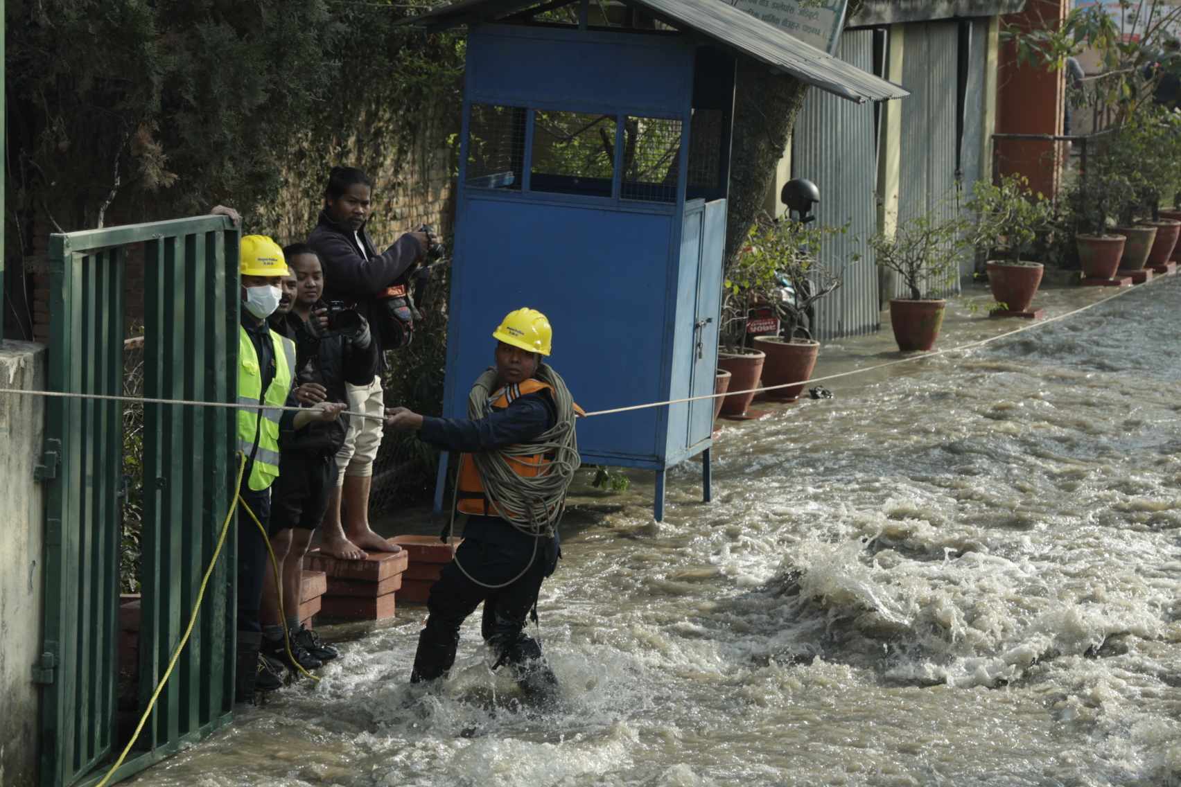 रोकियो बबरमहलमा पाइप फुटेर निस्केको  पानी