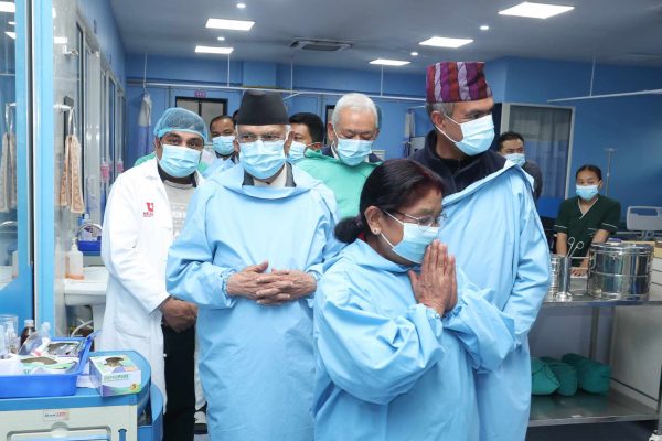 अर्थमन्त्री पौडेल र मेयर आचार्यको अवस्था बुझ्न प्रधानमन्त्री ओली बर्न अस्पतालमा