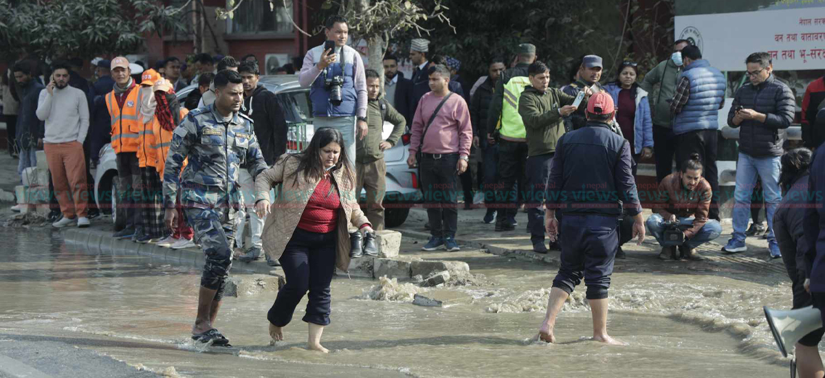 बबरमहलमा खानेपानीको पाइप फुटेको बारे प्राधिकरणः गल्ती हाम्रै