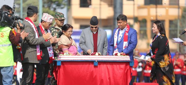 केक काट्दै प्रधानमन्त्रीले उद्घाटन गरे केपी ओली कप (तस्वीरहरू)