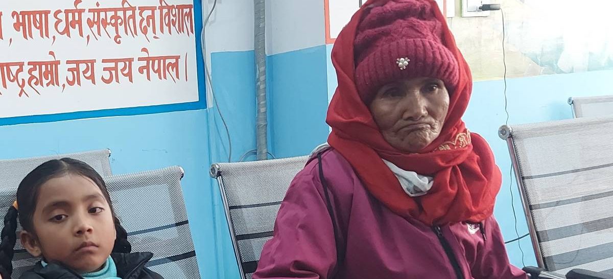 छोरीको शव ल्याउन १० महिनादेखि भौँतारिरहेकी ७० वर्षीया आमा