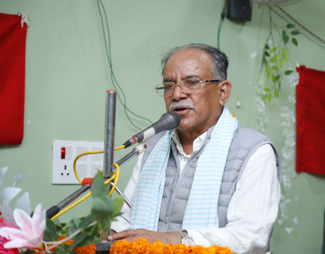 पूर्व राष्ट्रपति र उपराष्ट्रपतिलाई राजनीतिमा आउन संविधानले छेक्दैन : प्रचण्ड