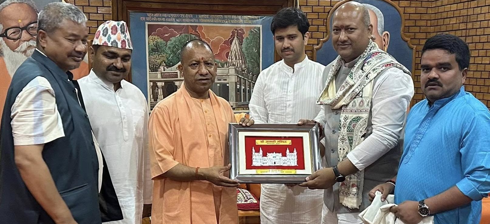 योगी आदित्यनाथलाई भेटेपछि मधेसका मुख्यमन्त्री सिंहको फेसबुक प्रोफाइल ‘लक्ड’