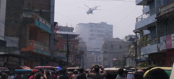 इटहरीको सेन्ट्रल प्लाजामा आगलागी : उद्धार गर्न आइपुग्यो हेलिकोप्टर