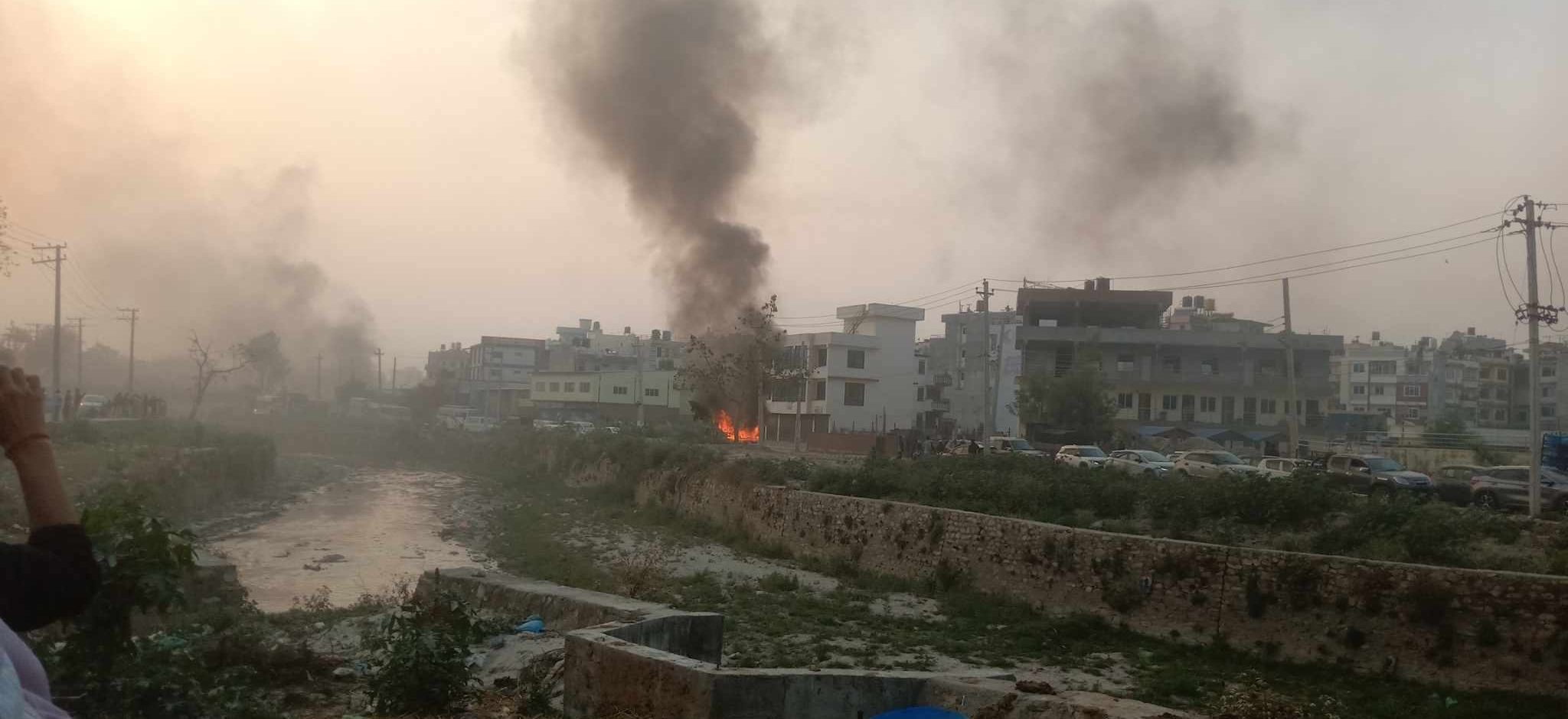 तीनकुनेबाट तितरवितर राजावादी विभिन्न स्थानमा आगजनी गर्दै