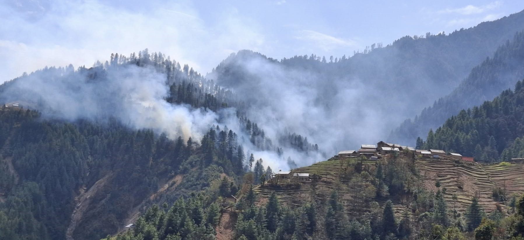 गोरखनाथ वनमा आइतबार रातिदेखि लागेको डढेलो नियन्त्रण बाहिर