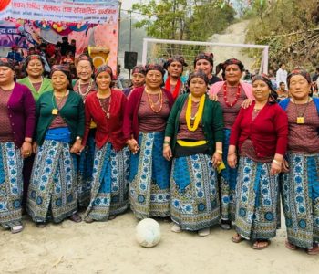 आमाहरूको फुटबल प्रतियोगिता : लुङ्गी, चोलो र कुर्तासुरुवाल लगाएर मैदानमा उत्रिए