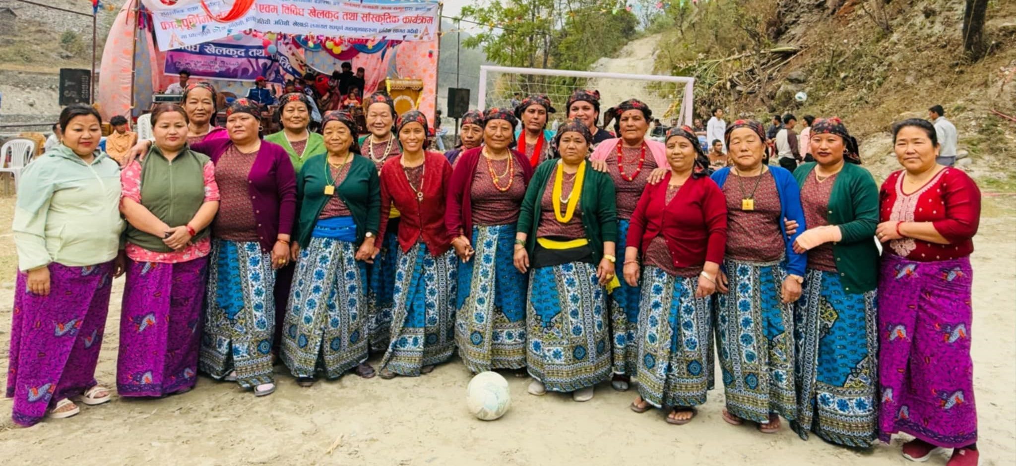आमाहरूको फुटबल प्रतियोगिता : लुङ्गी, चोलो र कुर्तासुरुवाल लगाएर मैदानमा उत्रिए