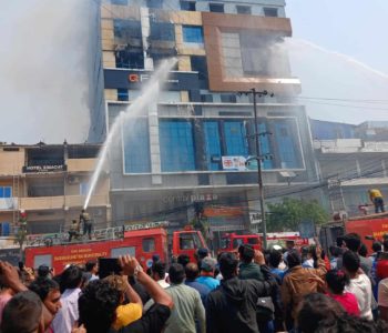 इटहरीको सेन्ट्रल प्लाजाबाट सात जनाको उद्धार, हेलिकोप्टर पठाउने तयारी
