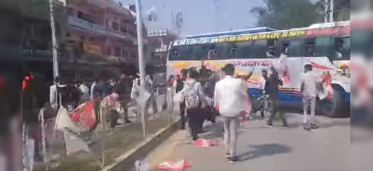 देउवाको स्वागतका लागि नेविसङ्घले राखेका झण्डा अखिल क्रान्तिकारीका विद्यार्थीले हटाएपछि…