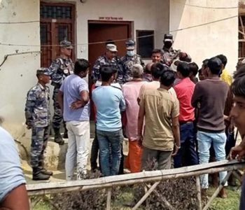 सईमाथि बालिका बलात्कारको आरोप, स्थानीयले घेरे प्रहरी कार्यालय