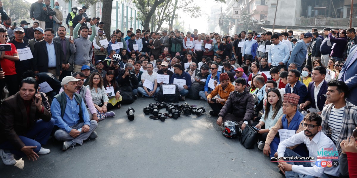 पत्रकार सुरेश रजक हत्याको विरोधमा महासंघको प्रदर्शन (तस्वीरहरू)