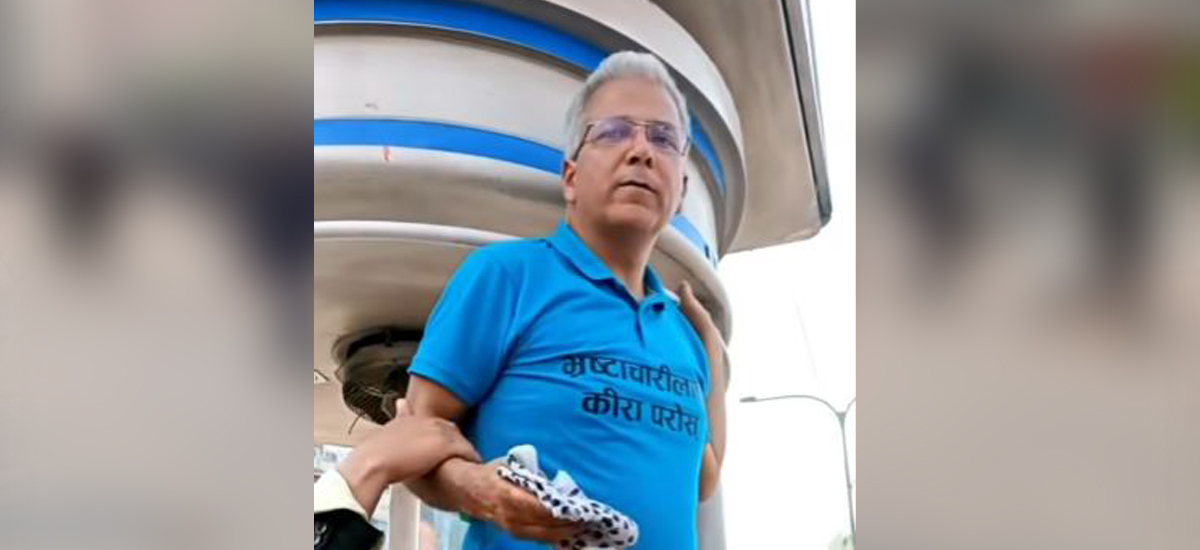 ट्राफिक स्ट्याण्डमा उभिँदै रवीन्द्रले भने – आन्दोलन रोकिएको छैन